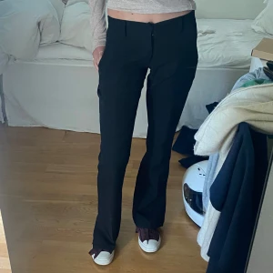 Lågmidjade kostymbyxor  - Lågmidjade kostymbyxor i toppen skick i storlek 34