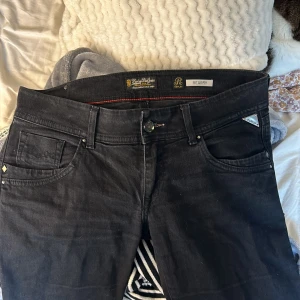 Utsvängda jeans  - Super snygga Lågmidjade utsvängda jeans, innerbenslängden: 85 cm Midjemåttet: 40 cm 