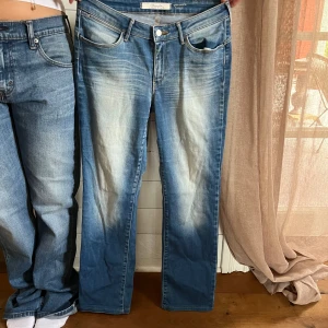 Wrangler jeans - Midjemått(rätt över): 37 cm Innerbenslängd: 73 cm  Skriv om ni har några frågor💗//Perfectjeans