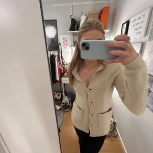 Beige stickad kofta  - Jätte fin beige stickad kofta ifrån MaxMara!! 
