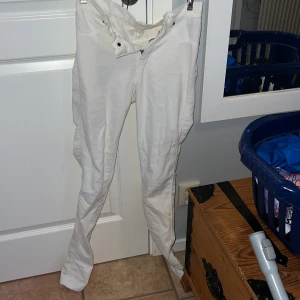 Drdenim jeggings - Säljer då jag köpte dom och dom var för stora och inte så jag förväntade mig. Liknande jeans men mer tights. Tunt material men fint skick. Skriv gärna vid intresse och frågor köpare står för frakt😊