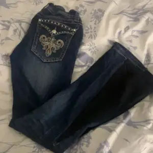 Lågmidjade bootcut jeans med fina bakfickor. Stretchigt matreial, säljer pga att dem inte kommer till användning💘innreben: 6cm, längd: 99cm, midja: 32cm.💘