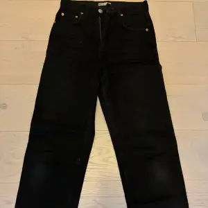 Gina tricot jeans, raka i modellen, tror det är modellen mom jeans. Endast använda fåtal gånger.  Storlek 34 