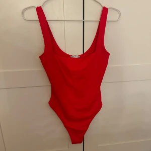 Röd body - Röd body från bershka i strl S💫