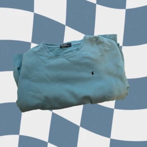 Vintage Blå Ralph Lauren Sweater - Ralph Lauren sweater som köptes i Japan, Tokyo. Den är vintage, produceras inte längre. I övrigt är den i väldigt bra skick, finns bara ett hål vid slutet av vänstra armen. Väldigt skön och har en ganska baggy fit. Priset kan ändras, dma bara. 