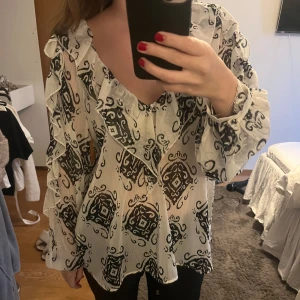 Mönstrad blus  - Svartvit mönstrad blus från zara. Lite genomskinligt tyg. Inte kommit till användning. Nyskick. 