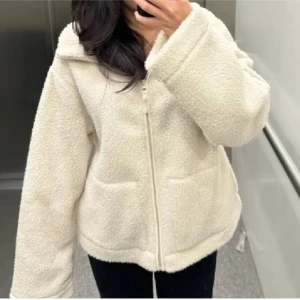 teddyjacka - populära teddy jackan från h&m💓💓 helt ny med prislappar kvar💞