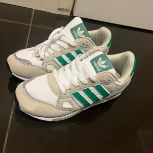 Adidas ZX750 - Helt nytt par adidas ZX750 aldrig använda. Kan ej returnera de & de va för små.