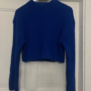 Blå ribbad croppad tröja - Blå ribbad tröja som är kortare. Kommer från H&M och är i storlek XS. Fint skick. 