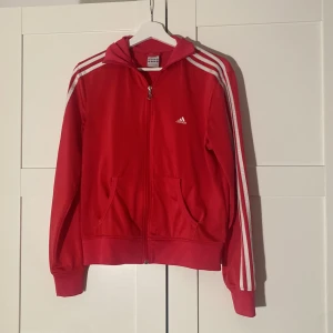 Adidas tröja - Rosa/röd Adidas dragkedje tröja! Köpt begagnat och har skälv inte använt Den är M men skulle kunna passa S Inga missfärgningar eller hår som jag har sett☺️❤️