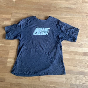 Svart/grå billie eilish baggy t-shirt - Använda ett par gånger bra skick