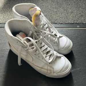 NIKE blazers mid  - KÖPT FÖR 1400 SÄLJER FÖR 1000, pris kan diskuteras  Säljer ett par asfeta Nike blazers som knappt är använda, vilket man ser på sulan. Väldigt rena och mycket bra skick. Har dock slängt kartonglådab men kan packa in dem i annan kartong<3 