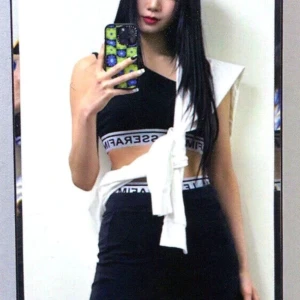 LE SSERAFIM Kazuha  - Säljer denna Kazuha photocard från ’Unforgiven’. Bra kondition vad jag vet.