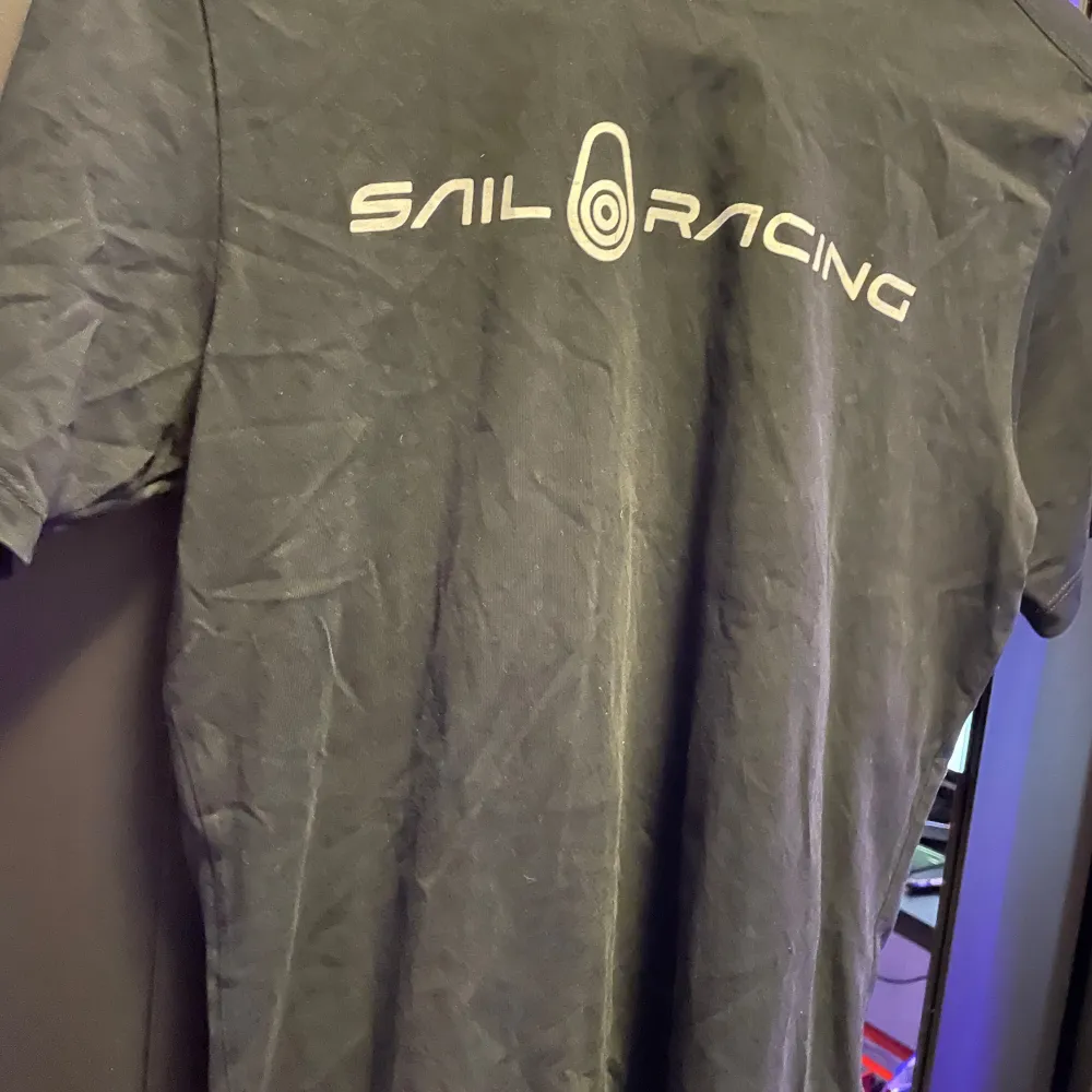 säljer en av mina sail racing tröjor i storlek 160.säljer då den ej passar mig längre vid funderingar och frågor så är det bara att höra av sig svarar på. T-paidat.