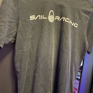 Svart t-shirt från Sail Racing - säljer en av mina sail racing tröjor i storlek 160.säljer då den ej passar mig längre vid funderingar och frågor så är det bara att höra av sig svarar på