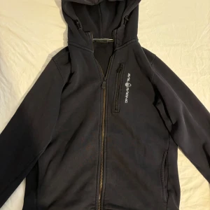Sail racing tröja svart med luva - Svart sail racing storlek 170/s med luva. Få den för 340 kr om du köper den på min vinted!