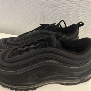 Nike air max 97 - Air max 97, hel svarta men absolut stiliga! Dessa är använda men är i bra skick!