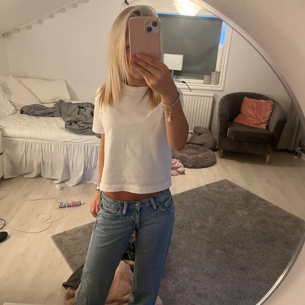 Säljer mina två par weekday jeans i modellen arrwo low straight i blå och grå. Dem är använda fåtal gånger och är som nya, säljer då dem ej passar mig. Storlek W24 L30. Säljer ett par för 250 och båda för 400 . Jeans & Byxor.