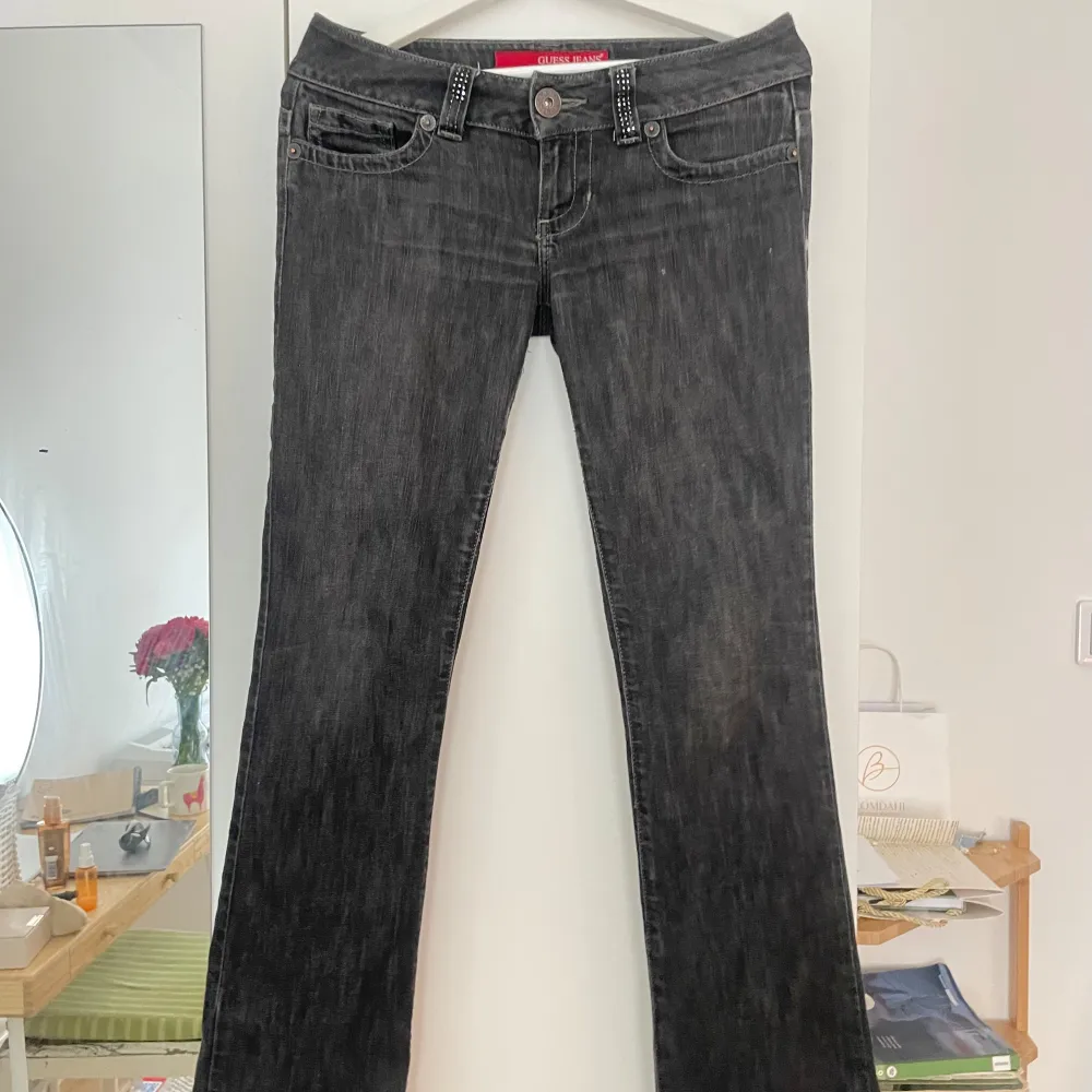 Lågmidjade jeans i bootcut med super snygga detalier både bak och fram💜.  Midjemått:37 (rakt över)  Innebenslängd:83cm . Jeans & Byxor.