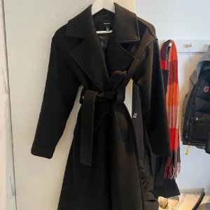 Vero Moda kappa - Kappa från Vero Moda köpt på Zalando. Jättefint skick och perfekt nu till hösten! Lite större i storleken så passar även S🍂 nypris 699:-