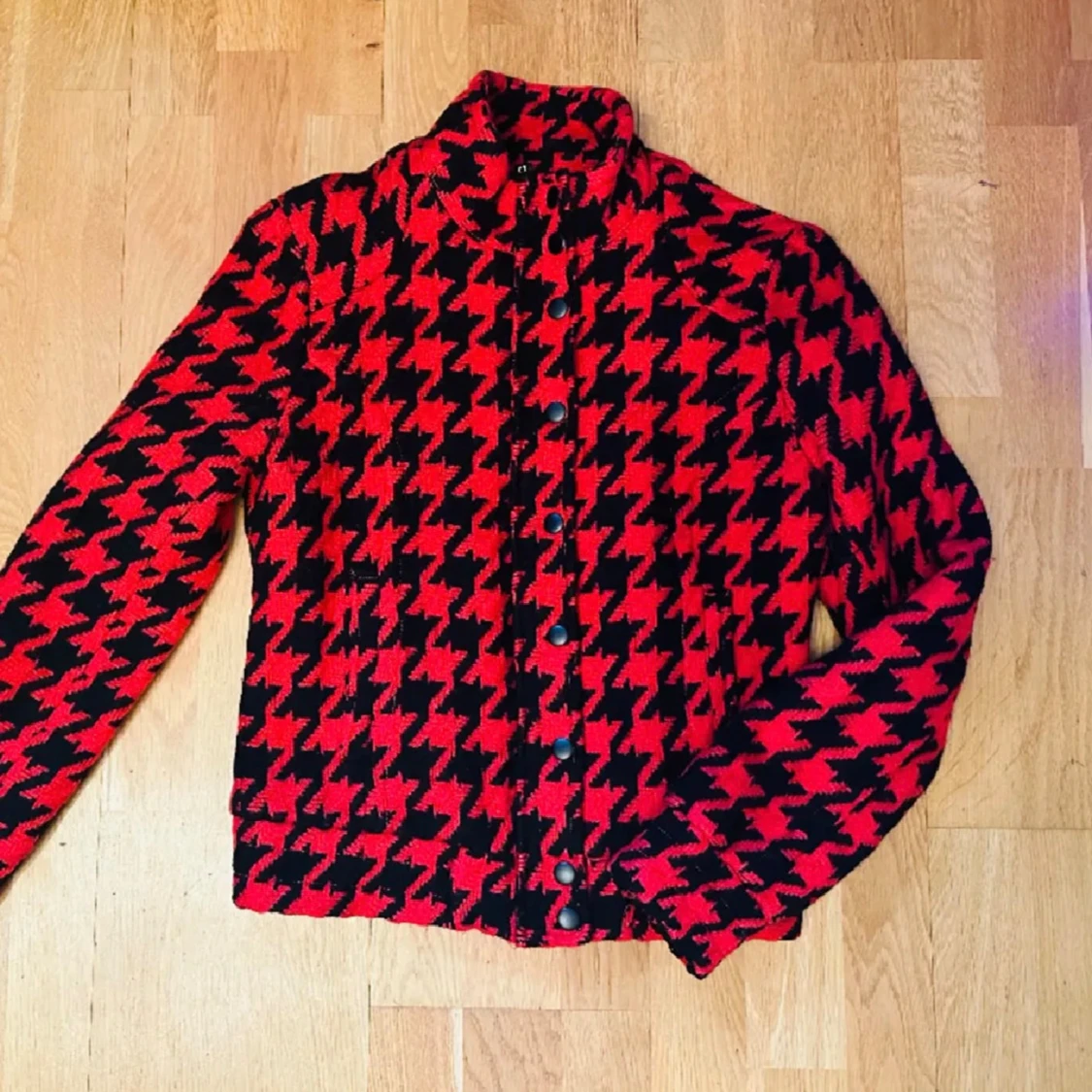 Snygg pepitarutig höstjacka i svart och rött Nyskick Jacka Preppy Fynd Retro Repro Vintage 80-tal 90-tal Fri frakt