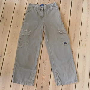 Baggy Jeans från JunkYard - Ett par feta Cava company gröna baggy jeans från junkyard💪 Orginalpris 800kr, säljs nu för 149kr eftersom det inte kommer till användning längre också för att de har ett skrap märke under båda fickorna men de är inte super tydliga👊