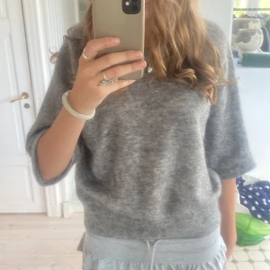 Grå tröja från & Other Stories - Säljer en supermjuk och stilren grå tröja från & Other Stories. Den har en normal passform med trekvartsärmar och är perfekt för både höst och vår. Tröjan är i nyskick 