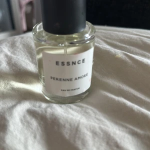 ESSNCE-PERENNE AMORE  - Har använt C90 %, En parfym som doftar som Valentino BORN in rom. Säljer för 250 kr . ORG ÄR 350!!!!  Lägsta priset jag kan gå är 220