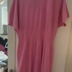 Rosa klänning endast prövad  - Ny med prislapp 