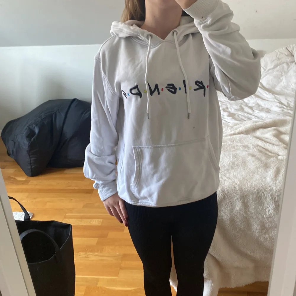 Säljer en supermysig vit hoodie från H&M med FRIENDS-tryck på framsidan. Den har en klassisk känguruficka och justerbar huva med snören. Perfekt för chilliga dagar eller när du bara vill mysa hemma. Passar både till vardags och för en avslappnad stil. 🖤. Neuletakit & Villapaidat.