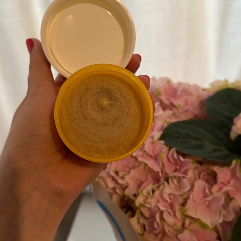 Sol de Janeiro Bum Bum Body Scrub är en populär kroppsskrubb som är känd för sin unika doft och exfolierande egenskaper.  75 g helt ny oanvänd. Skönhet.