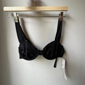 Bikiniöverdel  - Svart bikiniöverdel från NA-KD. Jättefin men upplevde att den var liten i storlek & glömde retunera.