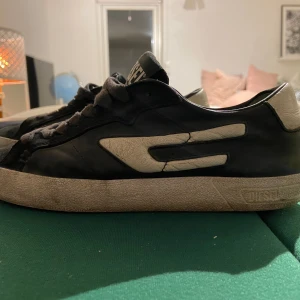 Diesel trainers black white - Nypris 2600  Pris kan diskuteras 