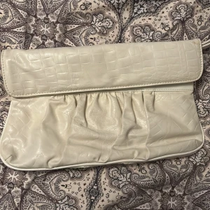 Vit kuvertväska me - Vit kuvertväska i läderimitation. 