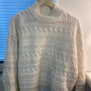 Tröja - Nyskick. Tröjan är i storlek L men är liten i storleken så storlek M. Nypris 350