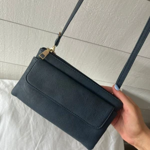 Väska - Söt väska. Går även att använda som en clutch. Köpt i Spanien så går ej att få tag på