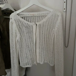 Stickad tröja - Super söt stickad tröja, som inte kommer tillanvändig då jag har en annan nästan likadan. Storleken är M men passar även mig som har s och xs