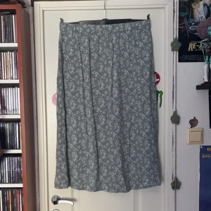 Kjol med blommönster  - Söt ljusblå kjol med små vita blommor på! Aldrig använd.  Skriv om ni har frågor, pris går alltid att diskutera! (: 