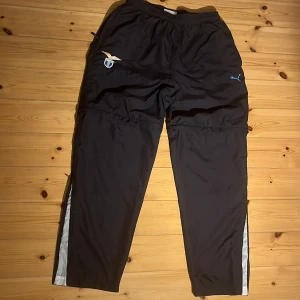 Lazio vintage 90s trackpants - Tja! Säljer nu dessa feta vintage 90s Lazio byxor🔵 De kan göras till shorts om man vill🇮🇹 De är riktigt sköna🙌 Hör av dig vid frågor🙏
