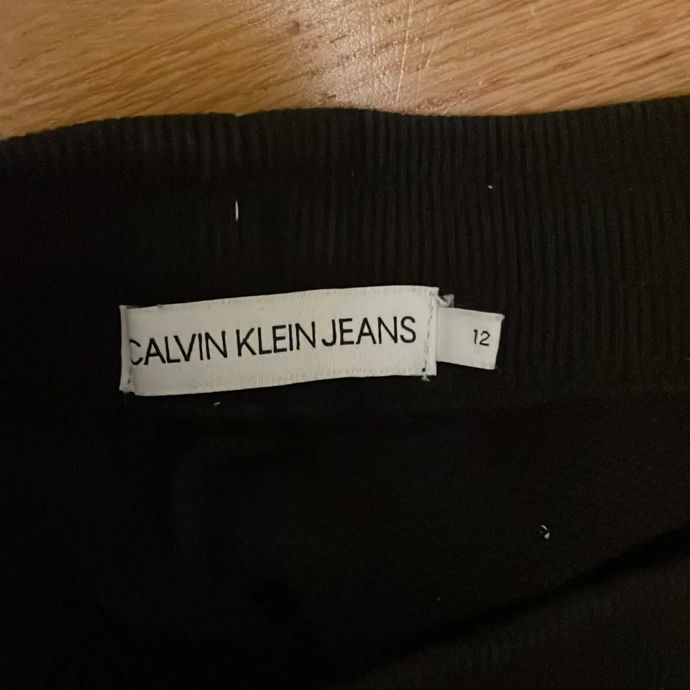 Mjukisbyxor från Calvin Klein. Ganska så använda. Storleken är 12 vilket motsvarar typ 152.. Jeans & Byxor.