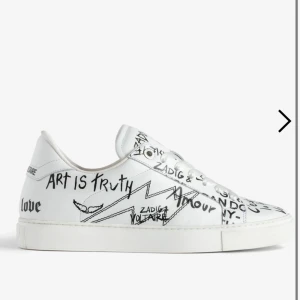 Zadig & voltaire skor - Jätte snygga, nästan oanvända Zadig & voltaire skor i storlek 38, är vanligtvis en 39 men dom är stora i storleken! Säljer då dom inte används, skriv för mer bilder💕 Köpte för 2900kr