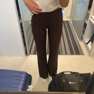Bruna kostymbyxor från ginatricot - Bruna lite ”mjukare” kostymbyxor från gina tricot i storlek xs. Endast testade, fint skick.