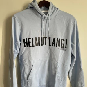 Helmut Lang hoddie - Tjena, säljer denna trendiga Helmut Lang hoddie. Sitter något litet i storleken. Sparsamt använd Cond: 9/10. Nypris: 3499kr. Hör av er vid minsta fundering//Anton