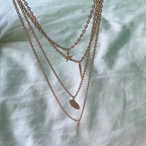 Layered Guld halsband - LÄS BIO!! Fint skick, kontakta mig privat för funderingar. Kan också fixa mängdrabatt vid köp av flera annonser ifrån mig 💗