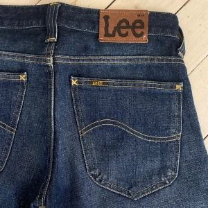 Schysta Lee jeans i nyskick - Riktigt snygga jeans i liten storlek. (önskar jag kunde ha dem själv) Inga defekter och i perfekt skick. Skriv för med info om storlek alt. mått. 