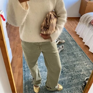 Gröna low Waist jeans - Ett par gröna zara jeans köpta här på Plick! De var tyvärr lite för långa för mig men annars skit snygga!! Lånad bild! Hon är 166 på bilden 🙌🙌