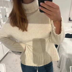 Vit stickad polo - Så snygg vit stickad polotröja🤍🤍 perfekt inför hösten!