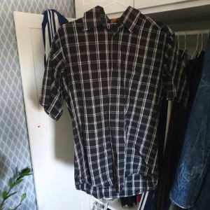 Rutig kortärmad skjorta - Storlek s men lite oversized. Bra skick