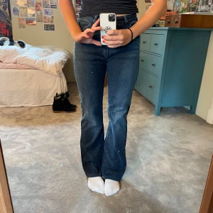 Acne jeans - Jeans från Acne studios i mörk tvätt med hög midja, bootcut🪩 Storlek 29/34 med midjemått: 73cm och innerbenslängd: 78cm🪩