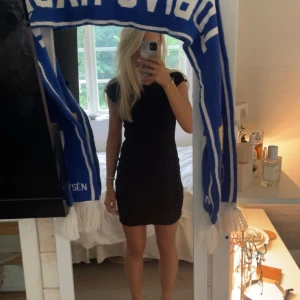 Tajt klänning🖤⚡️ - Säljer denna tajta klänning, perfekt till vardag och fest! Den är i storlek 146/152 men sitter perfekt på mig som är 172 och har S vanligtvis🥰